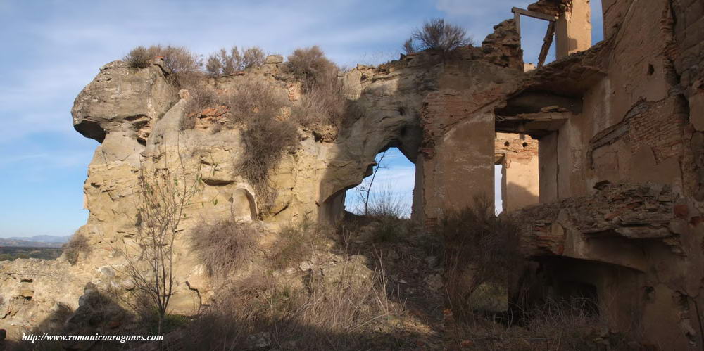 ESTRUCTURAS A PONIENTE DEL TEMPLO, INTEGRANDOSE CON LA ROCA 